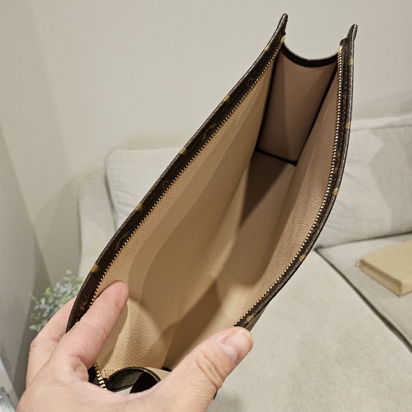 Almost New Louis Vuitton Toiletry Bag 26 - Picture 3 of 15